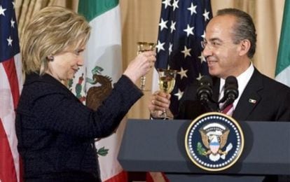 Clinton greets Calderón in May 2010, the day before she sent the email.