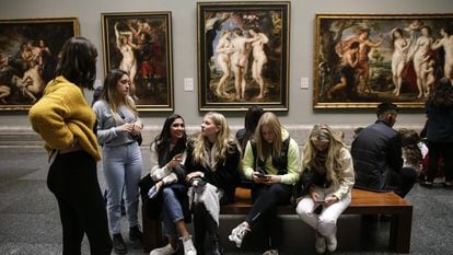 Visitors at the Prado against 'The Three Graces', by Rubens.