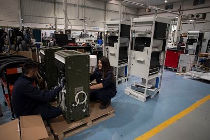 Trabalhadores da GENAQ montam um gerador de água atmosférica na fábrica da empresa em Lucena (Espanha).