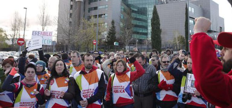 Telemadrid workers begin their march on Wednesday morning.