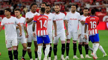 jugadores del Sevilla, con un lema de protesta contra Rubiales en sus camisetas