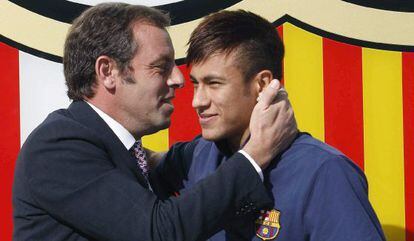 Ex-Barça chief Sandro Rosell with Neymar during the player’s presentation.