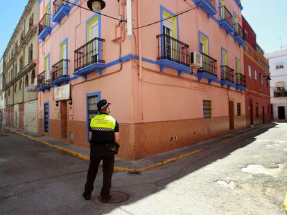 A local police officer outside a hostel in Algeciras, Cádiz, where 17 people are quarantined after a coronavirus outbreak was detected there.