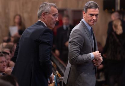 NATO Secretary General Jens Stoltenberg (l) and Spanish Prime Minister Pedro Sánchez at the 68th NATO Assembly in Madrid.