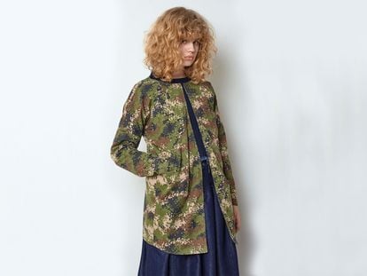 Uno de los vestidos elaborados por la diseñadora Laura Laurens a partir de uniformes militares reciclados