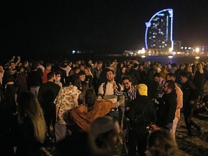 People drinking and dancing on the beach in Barceloneta (Barcelona) in May, after the state of alarm had been lifted.