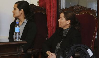 Montserrat González (right) and her daughter Triana Martínez at the Isabel Carrasco murder trial.