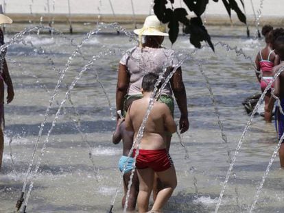 People cool off in a fountain in Madrid Río.