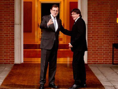Mariano Rajoy and Carles Puigdemont at La Moncloa on Wednesday.