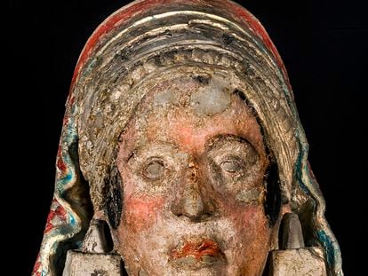 Real pigments on the Lady of Baza after using photographic filters to eliminate spots of brightness.