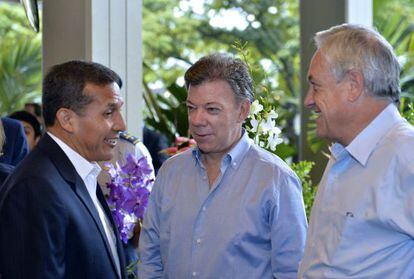 A handout picture provided by Colombia&#039;s Presidency shows Colombian President Juan Manuel Santos (c) meeting his counterparts from Peru, Ollanta Humala (l), and from Chile, Sebasti&aacute;n Pi&ntilde;era (r), in Cali.
