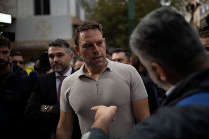 El líder del partido izquierdista Syriza, Estéfanos Kasselakis, asistía a una manifestación de trabajadores autónomos griegos que protestaban contra las nuevas políticas fiscales en Atenas, el pasado 22 de noviembre.