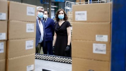Madrid premier Isabel Díaz Ayuso visiting a medical supplies distribution center in Móstoles on Wednesday.