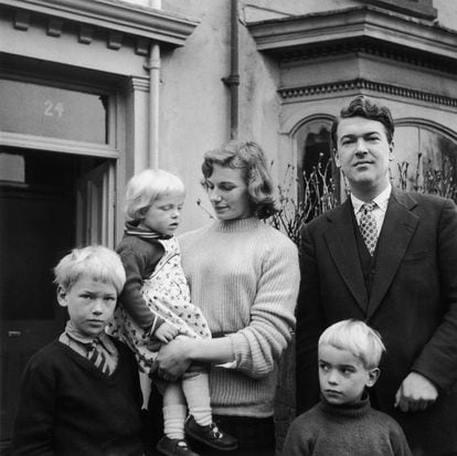 Hilly Bardwell and Kingsley Amis in 1962 with their three children: Philip, left; Sally, in Hilly's arms; and Martin, in front of his father.