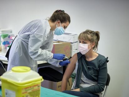 A health worker administering the Covid vaccine in Girona.