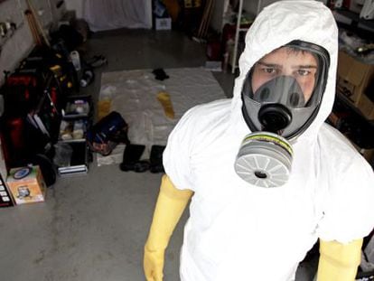 An employee from DEP Limpiezas Traumáticas. The company's protective masks are second only to those used at radioactive leak sites.