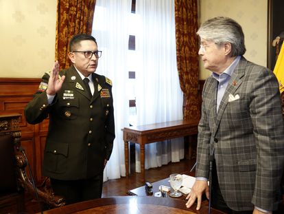 Ecuadorian President Guillermo Lasso swears in César Zapata, the new general commander of the National Police.