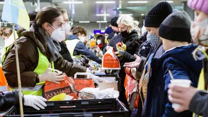 Volunteers distribute aid to Ukrainian refugees arriving in Berlin on March 7, 2022.