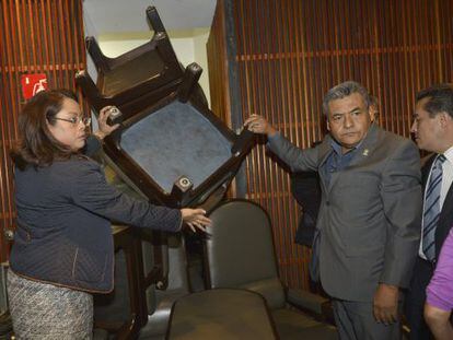 PRD lawmakers make a barricade to seal the entrances to the Chamber of Deputies on Wednesday. 