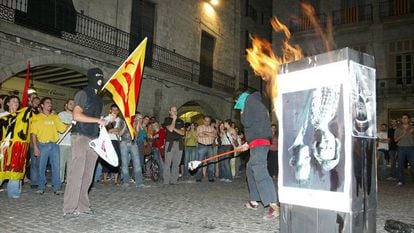 A photograph of the Spanish royals getting burnt in Girona in 2007.