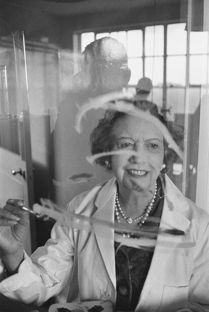 Elizabeth Arden in her laboratory in 1965.