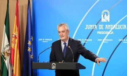 Andalusian premier Jos&eacute; Antonio Gri&ntilde;&aacute;n criticized the debt ceiling imposed on the region, which he said would force the closure of schools and hospitals. EFE/Eduardo Abad