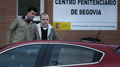 &Aacute;ngel Carromero (right) leaves the Segovia prison after he was granted his freedom by penitentiary officials.