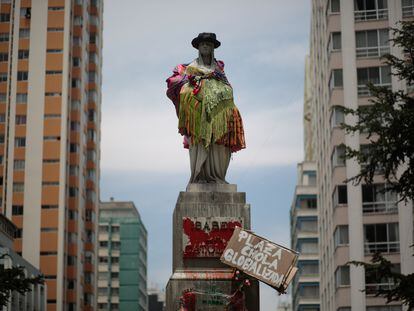 The statue of Spain's Queen Isabel of Castile  dressed as 'Chola' during a protest on October 12, 2020, in La Paz (Bolivia).