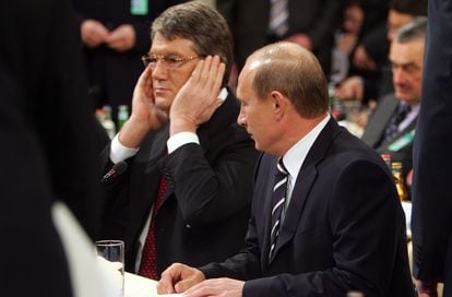 Ukrainian President Viktor Yushchenko (l) and Vladimir Putin at the Munich Security Conference in February 2007.