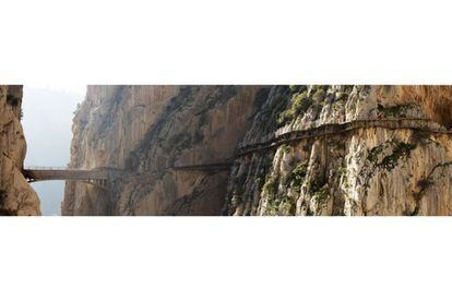 For many years, this vertiginous 1.5 kilometer route through the El Chorro gorge was in a state of poor repair and closed to the public. A number of people who ignored the warnings fell to their death. Fully repaired in 2015, it has proven enormously popular, making it essential to book beforehand via a website or to hire a local guide. The walkway, created a century ago to provide access for workers to the nearby Conde del Guadalhorce dam, and particularly the hanging bridge above a sheer 105-meter drop, are not for the faint hearted.