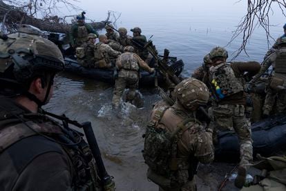Ukrainian soldiers prepare for a landing on the Dnipro on October 15, 2023.