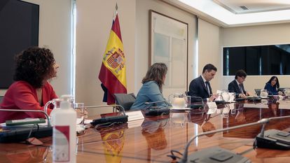 Prime Minister Pedro Sánchez (third from right) during Sunday’s video call with Spain’s regional chiefs.