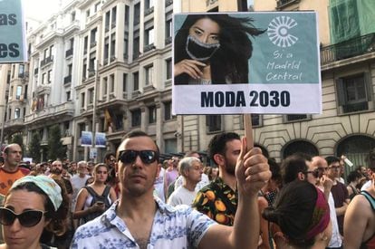 A protester holds a sign with the message: “Fashion 2030. Yes to Madrid Central.”