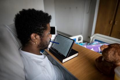  Jhon using his tablet at Engativá Hospital. 