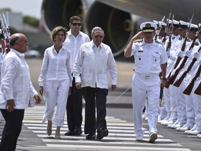 Cuban President Raúl Castro is met in Cartagena by Colombian Foreign Minister Paty Londoño.