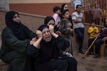 Mujeres palestinas lloraban a sus familiares muertos en un bombardeo israelí, este sábado en un hospital de Jan Yunis.