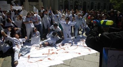 A protest near the Prado Museum last week showing the &quot;execution&quot; of Madrid&#039;s public healthcare system. 