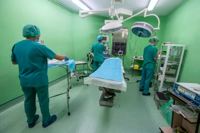 Healthcare personnel preparing a surgery room at Isadora Clinic in Madrid.