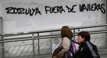 Graffiti protesting arrival of Zozulya at working class soccer club Rayo Vallecano.