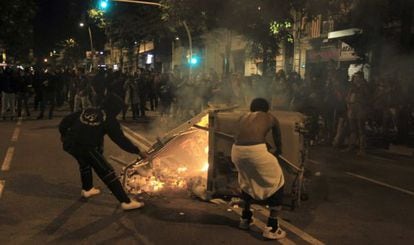 Two youths set up a fire barricade in the Sants neighborhood.