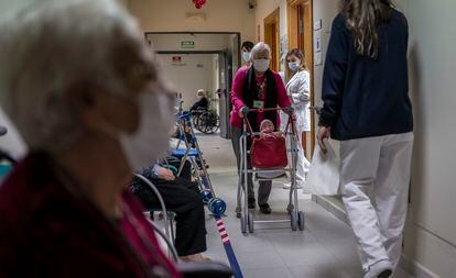 Residents of the DomusVi nursing home in Leganés (Madrid) waiting to be vaccinated in January.