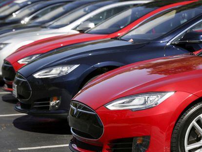 A row of Tesla Model S sedans are seen outside the company's headquarters in Palo Alto, California April 30, 2015.