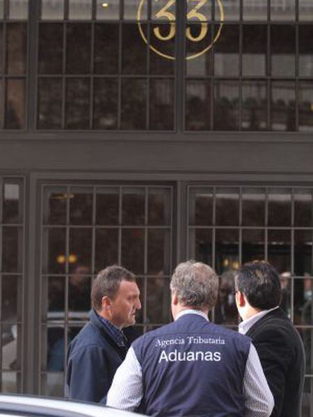 Tax agency officers standing outside the home of Rodrigo Rato in Madrid.