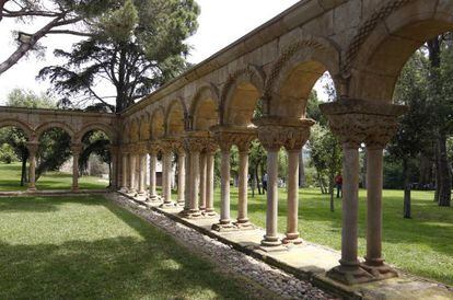 The cloister located at the Mas del Vent estate in Palam&oacute;s, Girona.