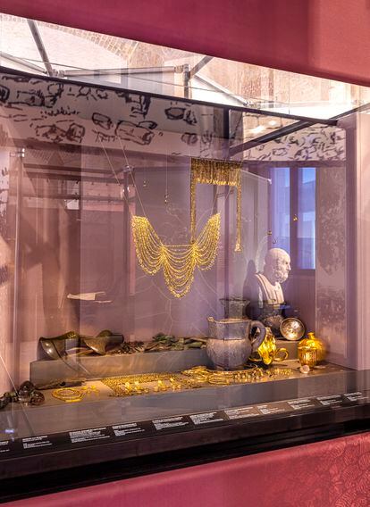 Part of the exhibition with the jewels of the so-called ‘Priam’s treasure. 