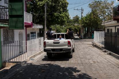 Police on Dina, San Salvador with a member of a gang