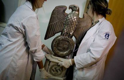 A statue of the Imperial Eagle was part of the find. Click on photo for full gallery (Spanish captions).