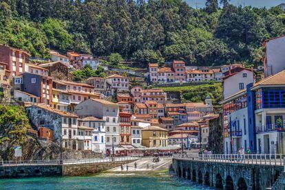 Located 52 kilometers from the city of Gijón, Cudillero is famous for its multicolored houses and seaport. Every June 29, residents observe the feast of L’Amuravela, when a speaker delivers a ‘pregón’ summing up the main events of the year with a humorous perspective. The speaker uses pixueto, a local dialect of the Asturian language still spoken in parts of northern Spain.