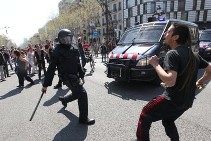 Mossos and demonstrators face off in Barcelona on the day of the general strike in March.