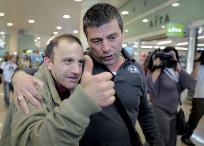 &Oacute;scar S&aacute;nchez (left) is greeted by relatives and well-wishers at El Prat airport last week. 